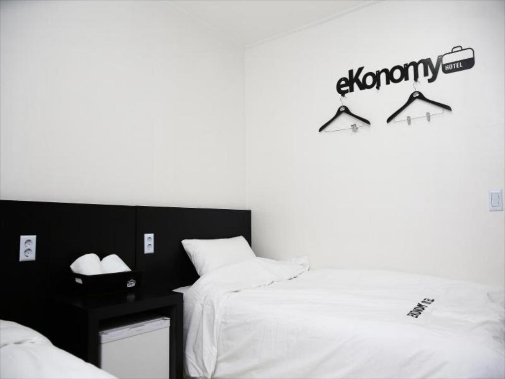 Ekonomy Hotel Gumi Exterior foto